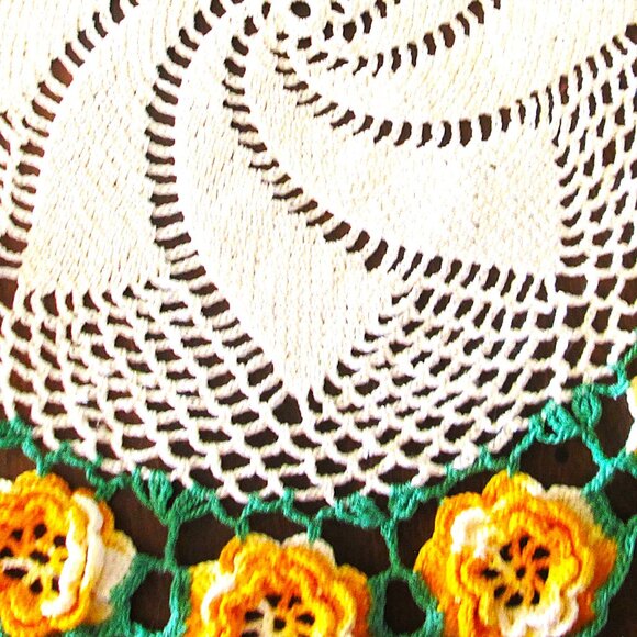 Vintage 16 sunburst yellow & white stand up flowers with light tan croched cent - Picture 2 of 5